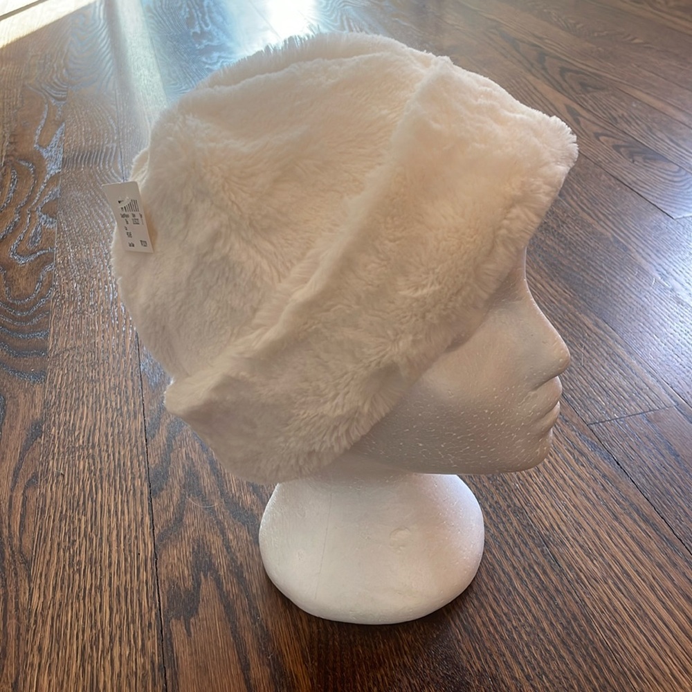 NWT Faux Fur hat - white/off white - no size but best for S/M